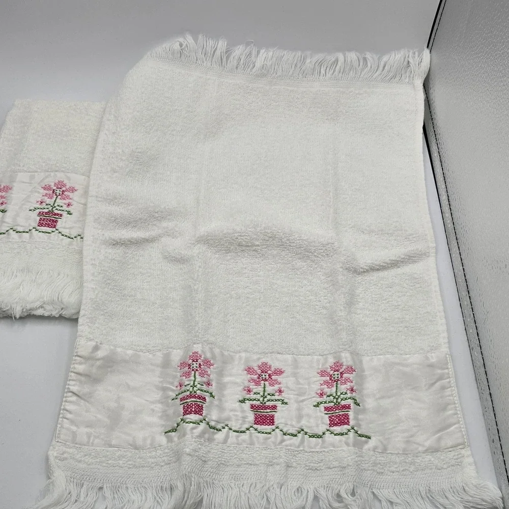Vtg Floral Cross Stitch Needlepoint White Hand Towel Set‎ Of 2 Lot